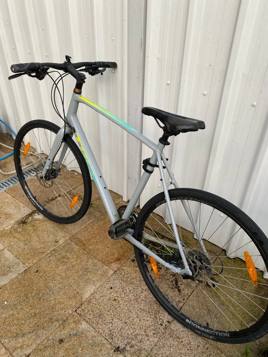 Trek FX 2 Disc hybrid bicycle - Image 1