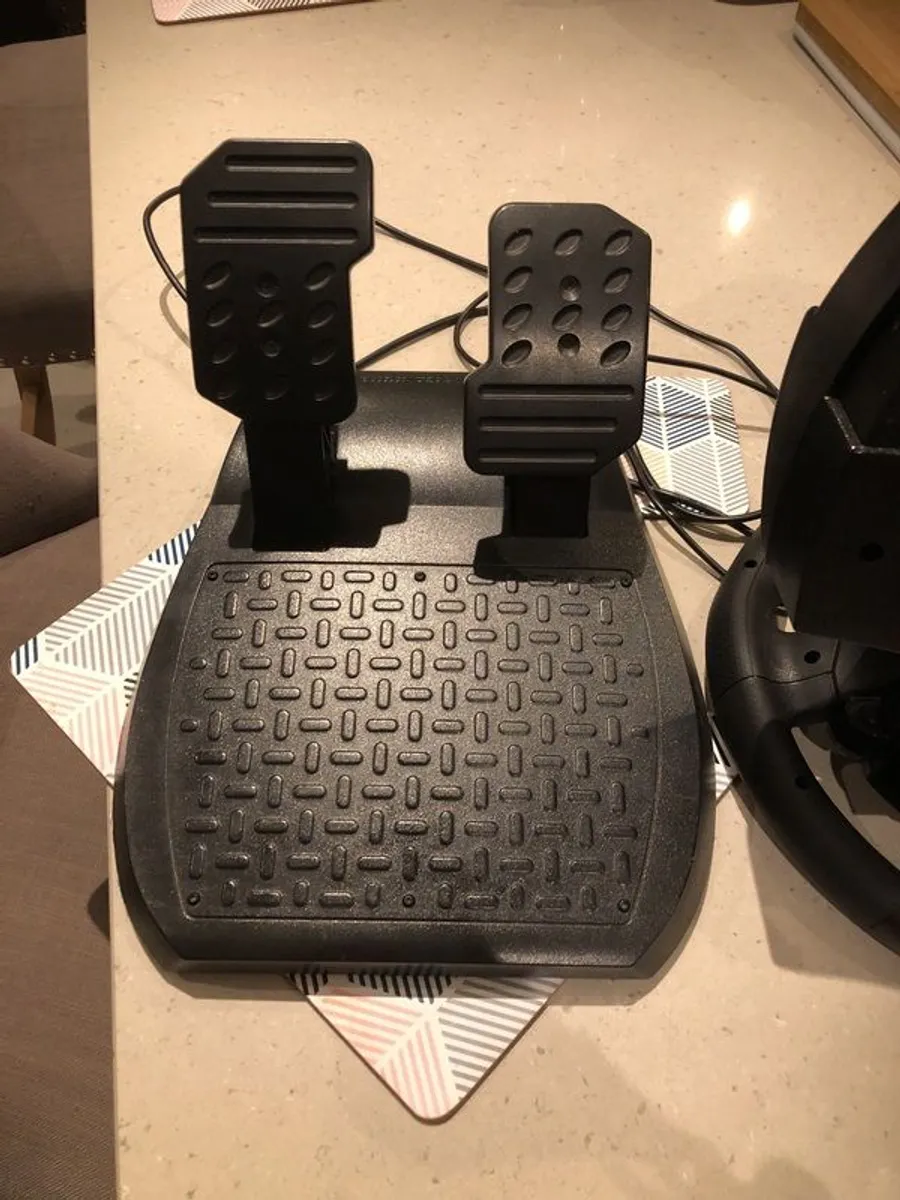 PS5 Ferrari Steering Wheel +  Pedals - Image 3