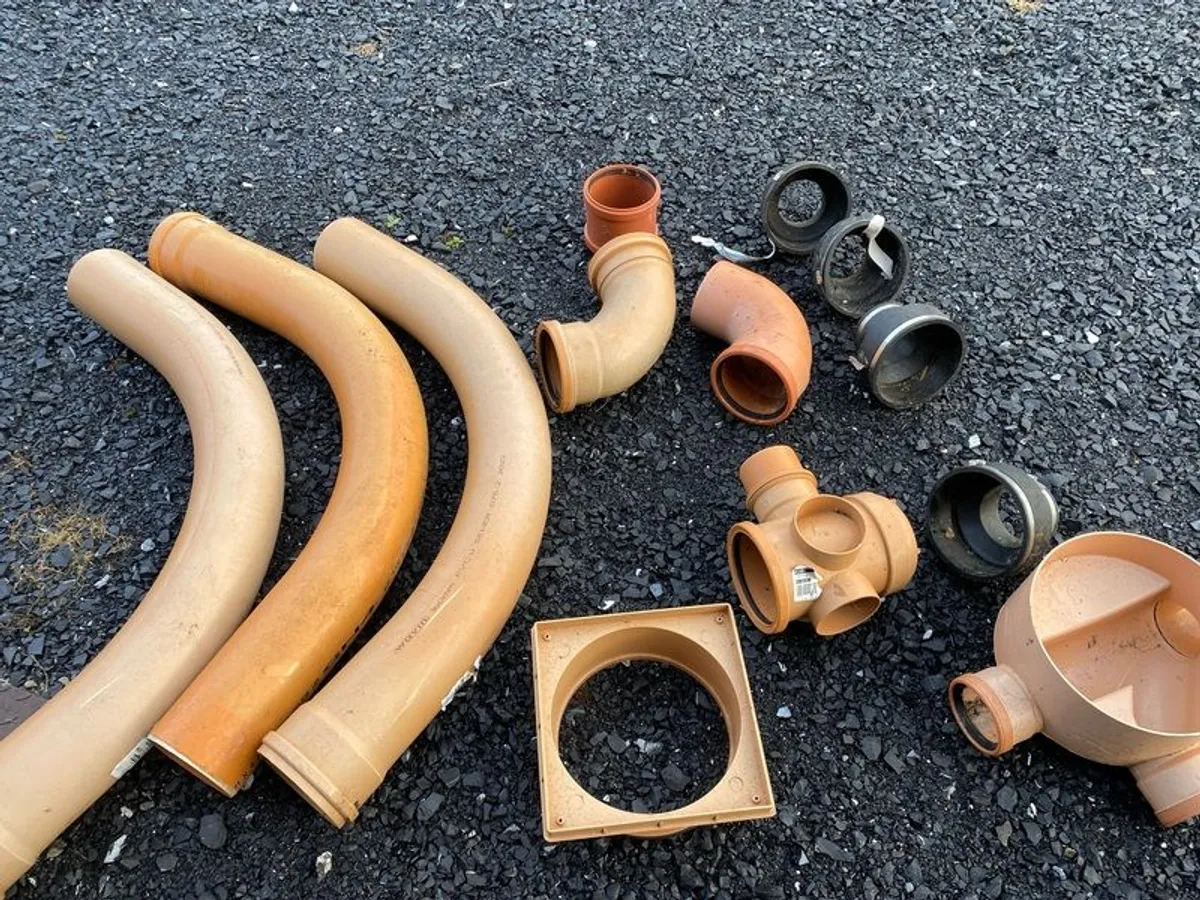 Batch of sewerage pipes, joiners and bends - Image 1