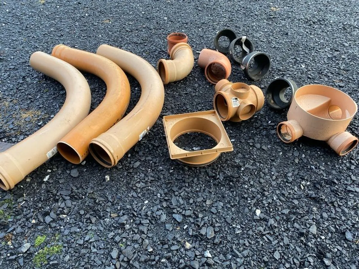 Batch of sewerage pipes, joiners and bends - Image 2