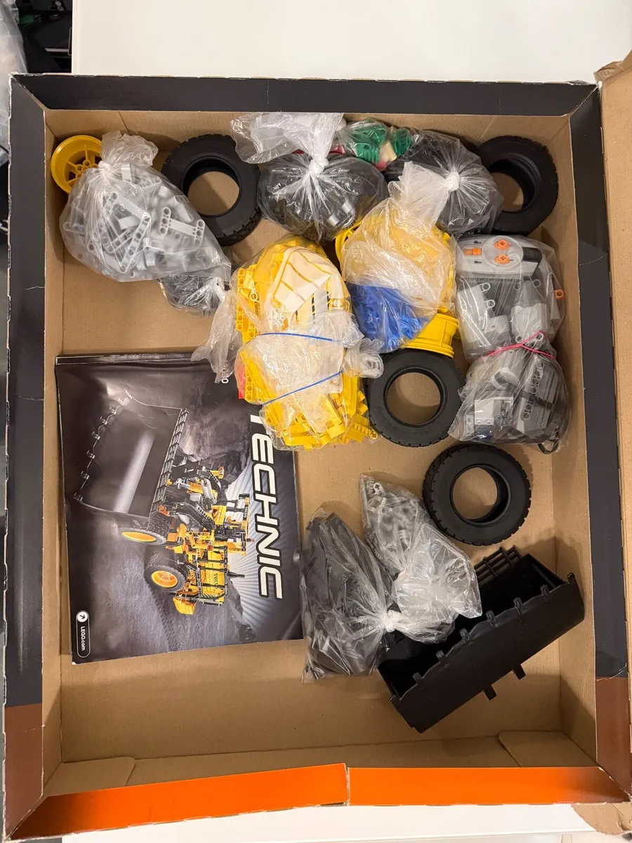 Lego technic wheel loader  Volvo 42030 - Image 2