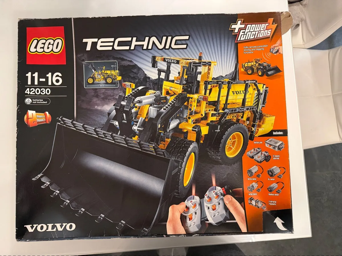 Lego technic wheel loader  Volvo 42030 - Image 1