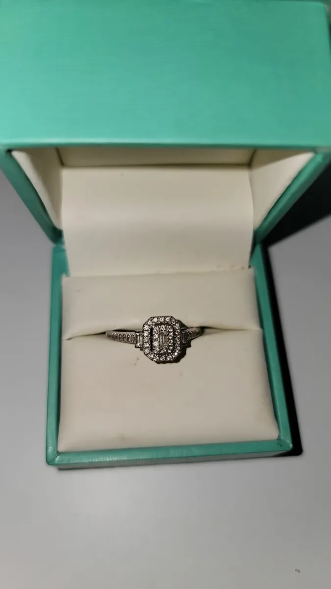 Engagement ring - Image 1