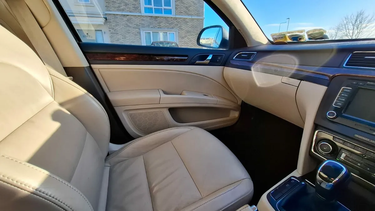 Skoda superb 2012 black - Image 2