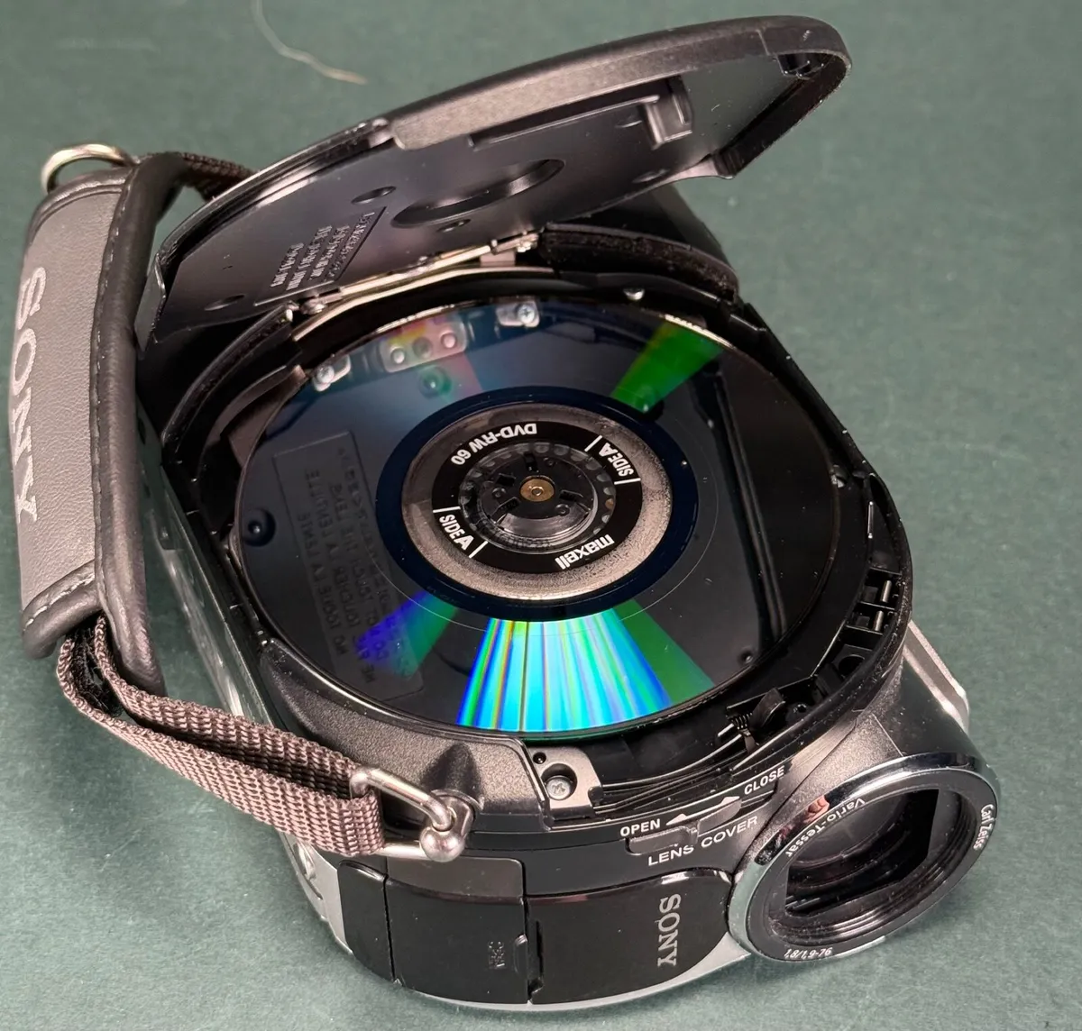 Sony DCR-DVD106E digital video camera recorder - Image 4