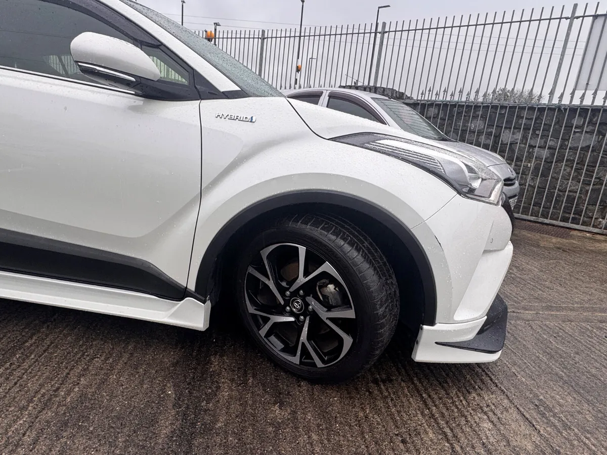 Toyota C-HR 2017 - Image 3