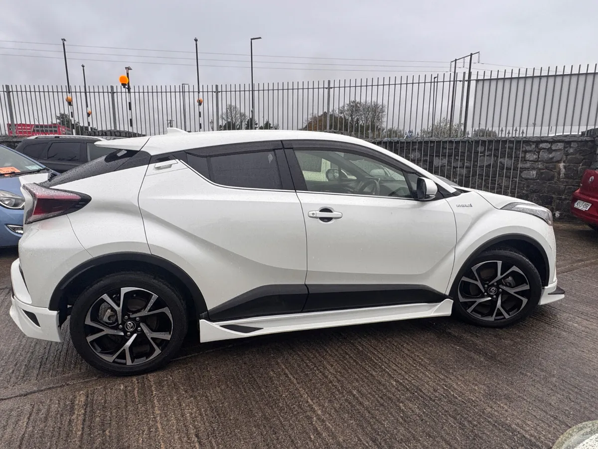 Toyota C-HR 2017 - Image 2