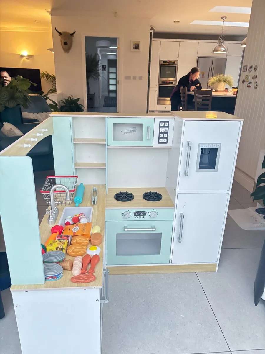 Play Kitchen in excellent condition - Image 3