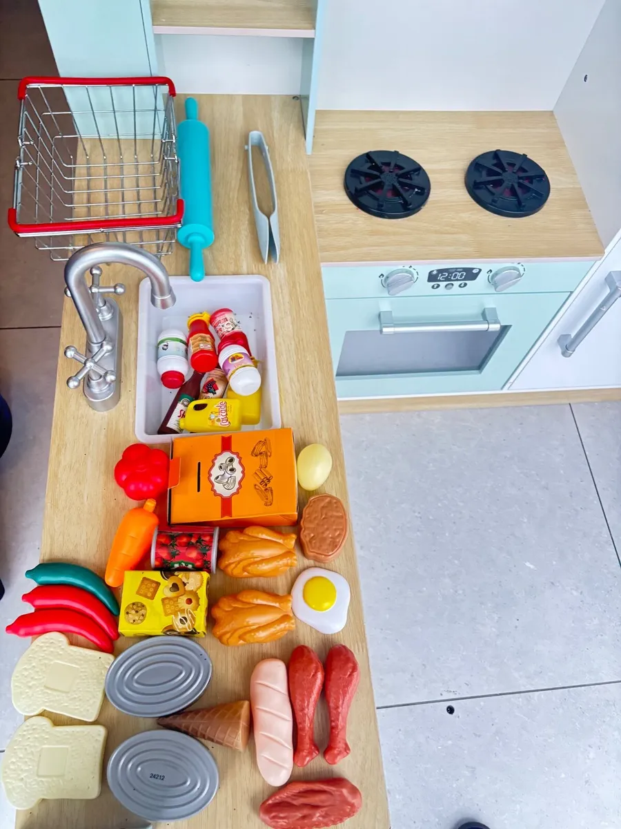 Play Kitchen in excellent condition - Image 4