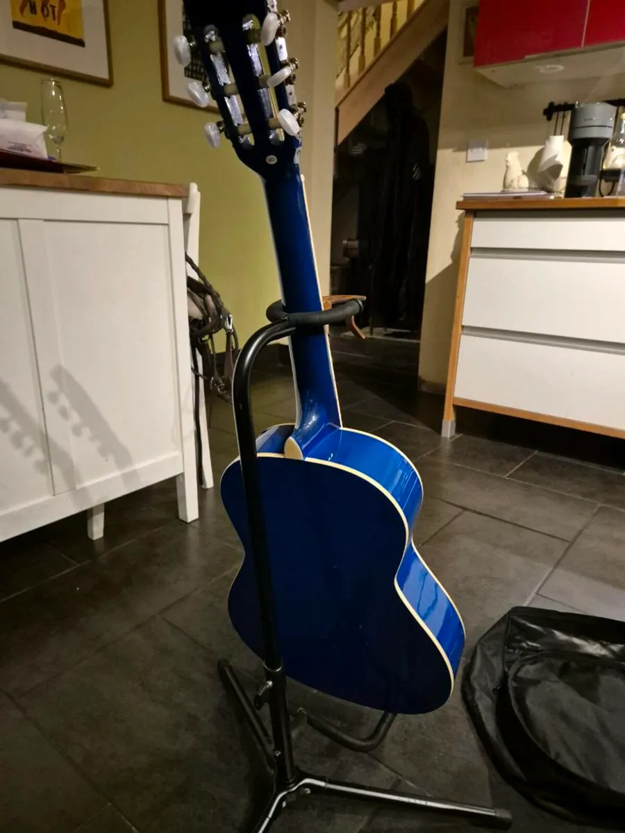 Child's guitar & stand - Image 3