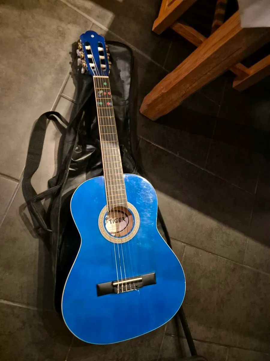 Child's guitar & stand - Image 1