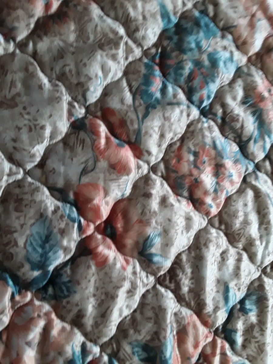 Two vintage as new single bedspreads early 80s - Image 2