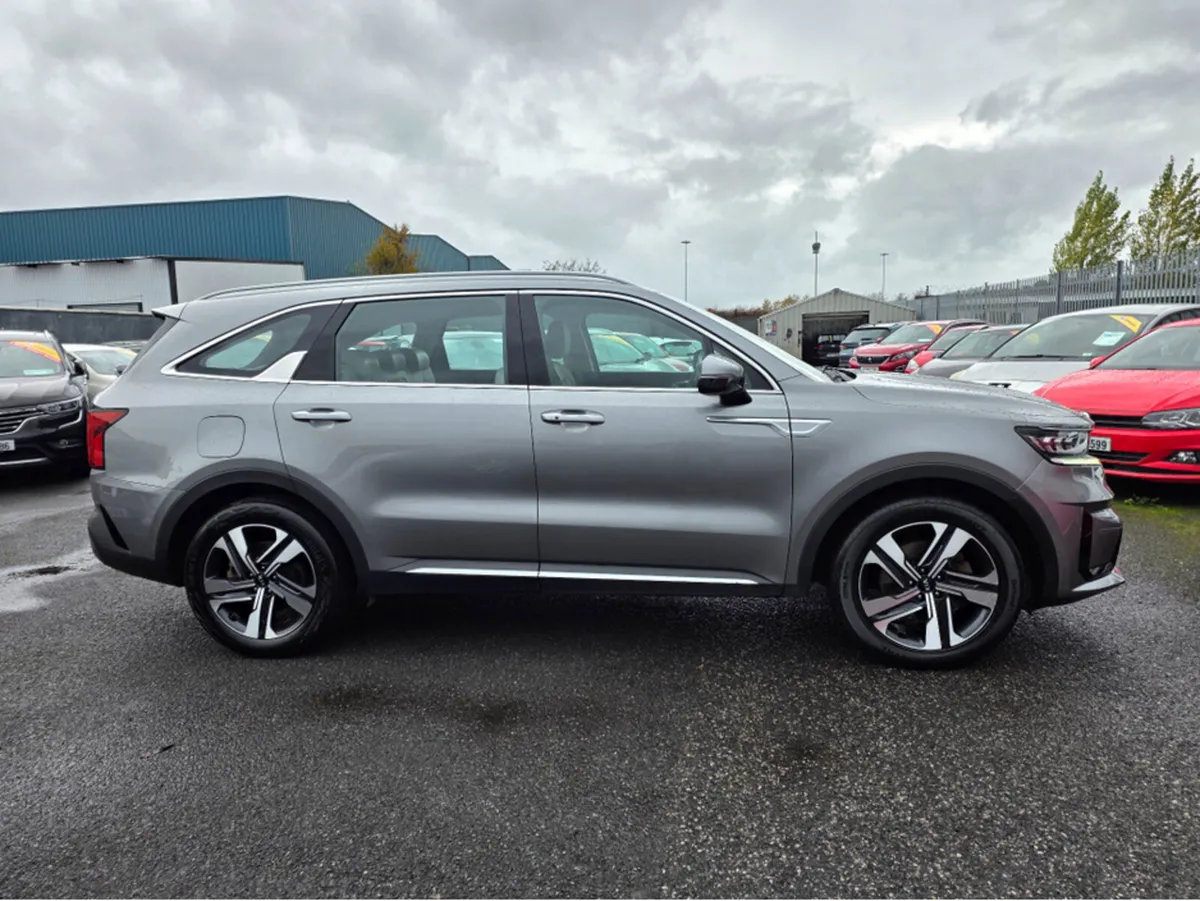 Kia Sorento PHEV K3  AUTO / 4X4 / PLUG IN HYBRID * - Image 4