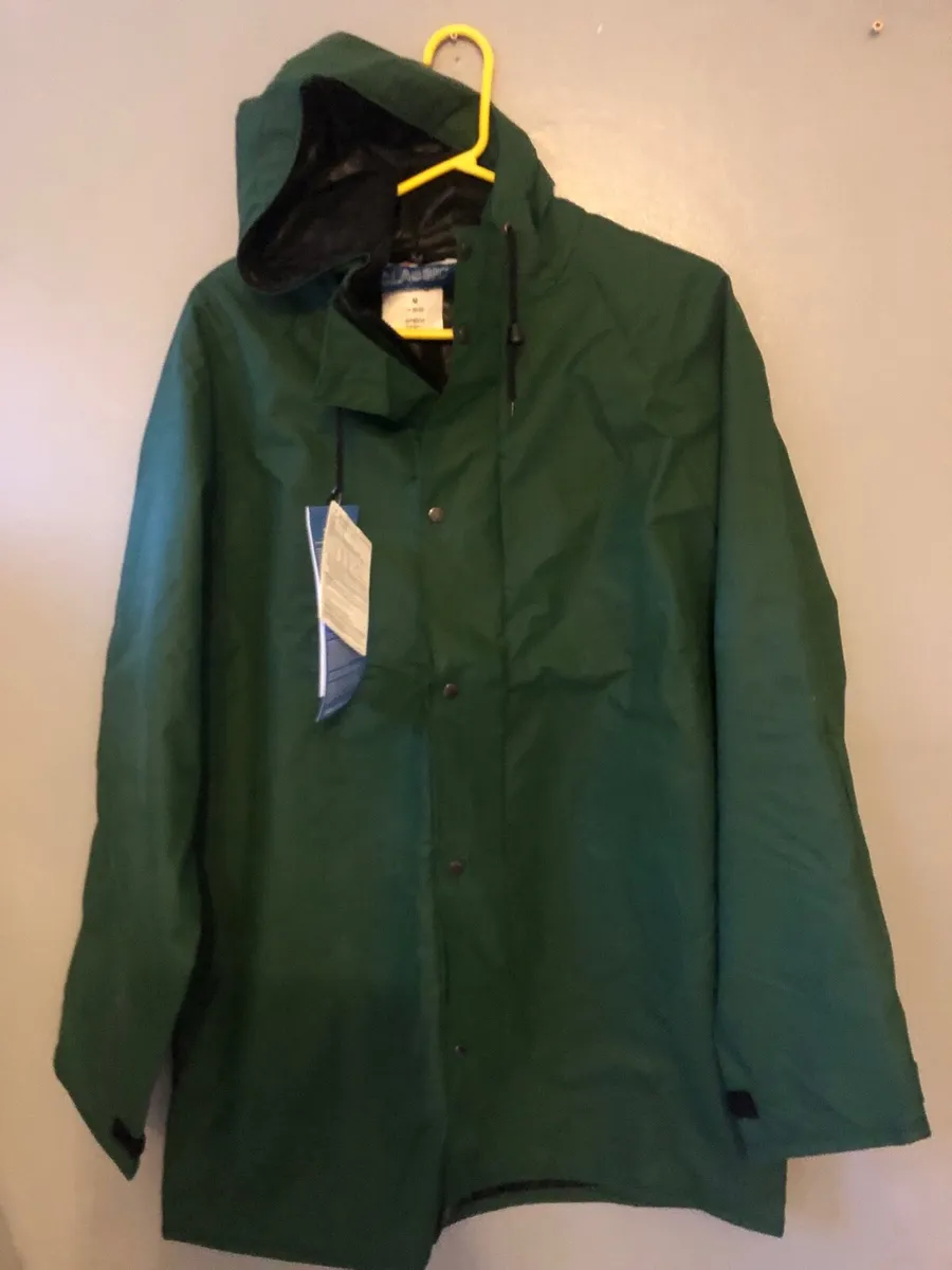 Mens BNWT rain jacket size M €15 - Image 1