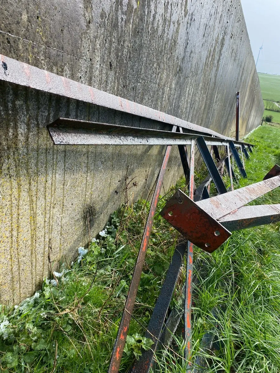 Steel trusses and uprights - Image 1