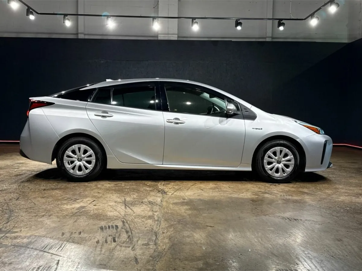Toyota Prius HYBRID 1.8L AUTOMATIC - REVERSE CAMER - Image 3