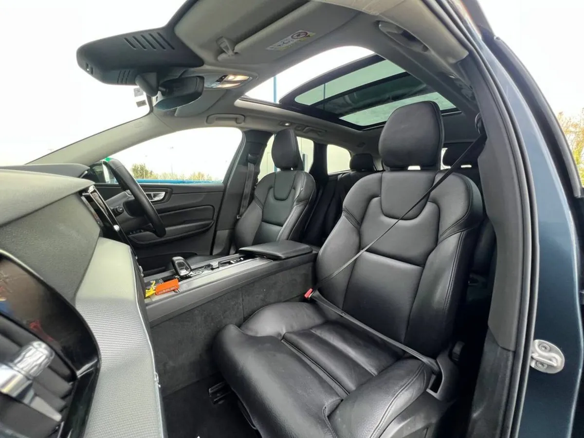 Volvo XC60 T6 PLUS DARK AWD 2.0 HYBRID // OPENING - Image 2
