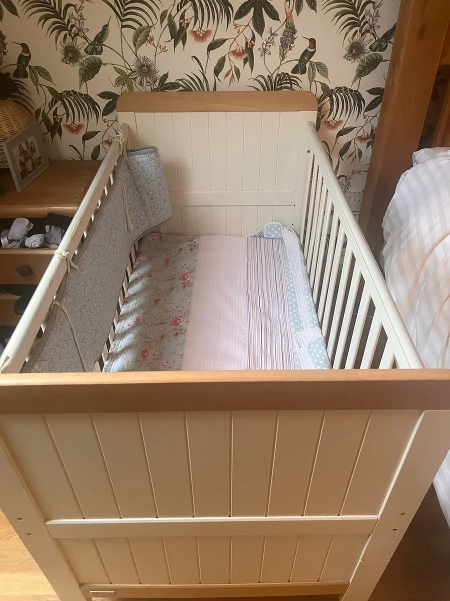 Baby’s Cot - Image 2