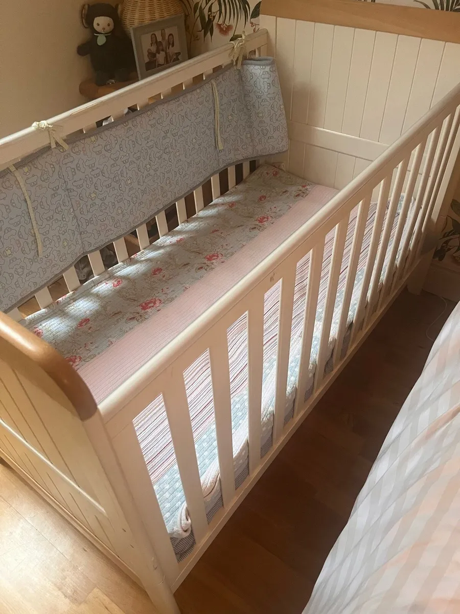 Baby’s Cot - Image 4