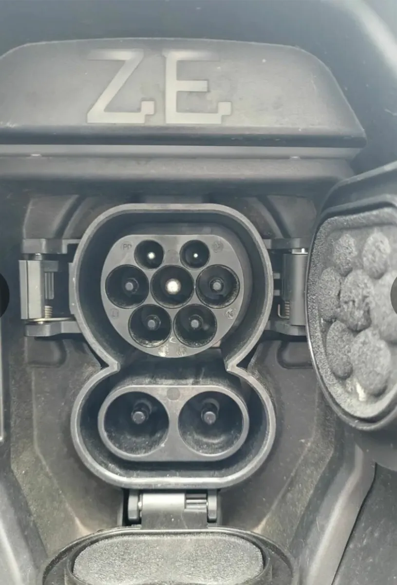 RENAULT ZOE AUTOMATIC WITH CCS RAPID CHARG. €11750 - Image 4