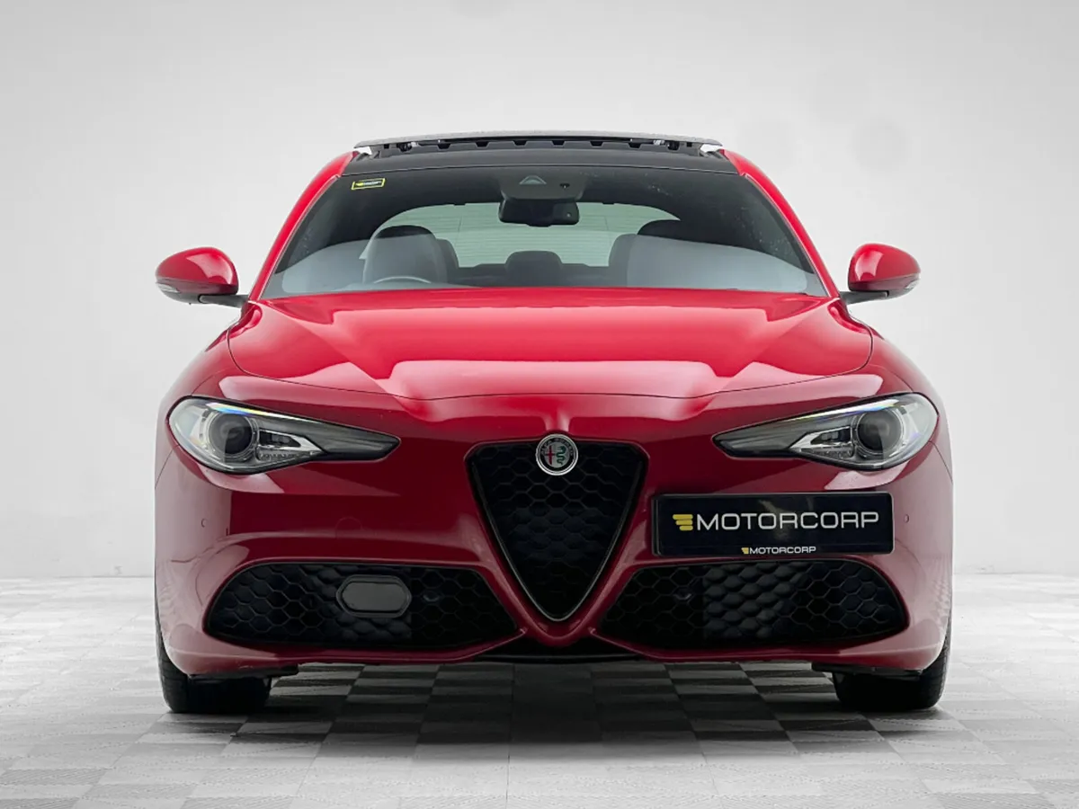 Alfa Romeo Giulia VELOCE 2.0 TURBO 280HP *PAN ROOF - Image 2