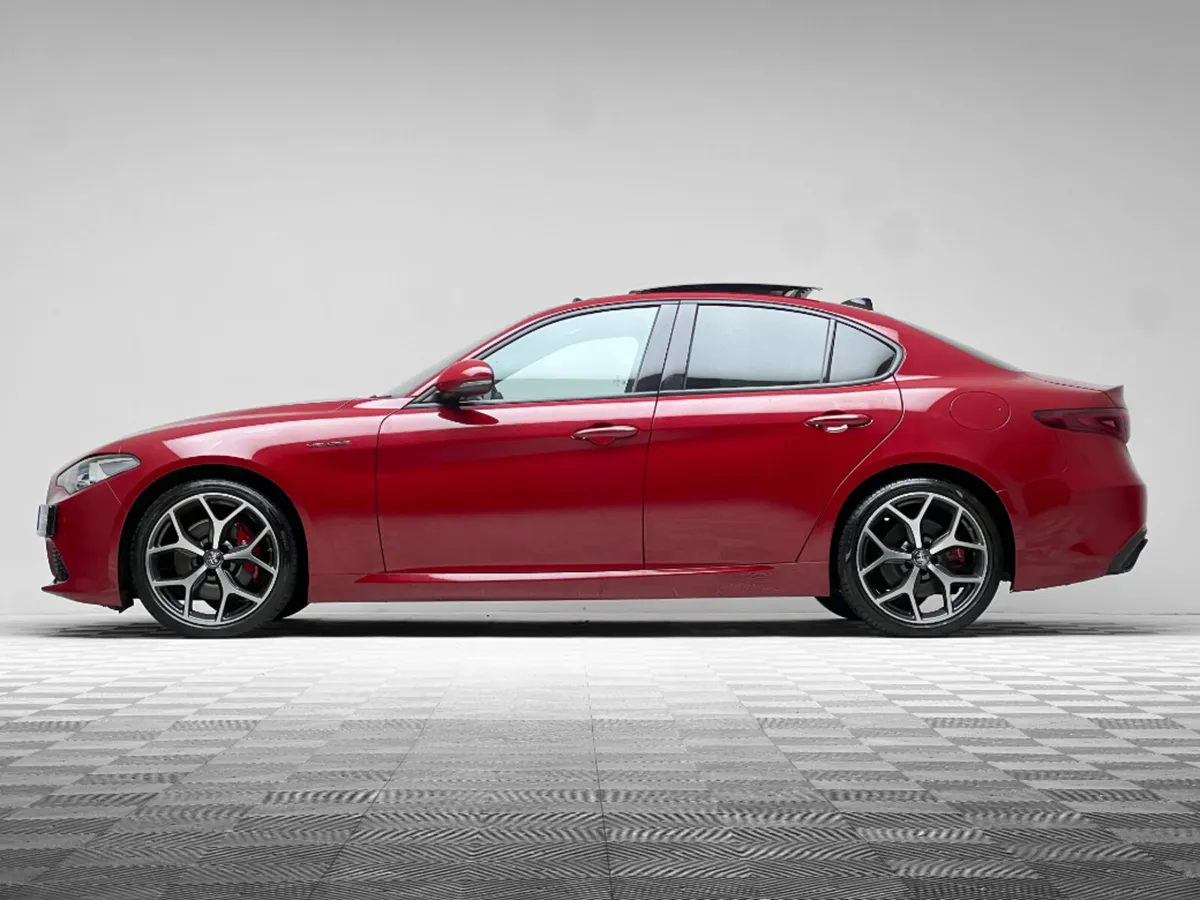 Alfa Romeo Giulia VELOCE 2.0 TURBO 280HP *PAN ROOF - Image 4