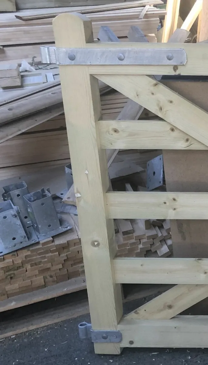 Timber Nutgrove gate- open both way hinges - Image 3