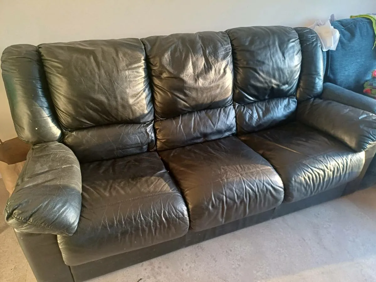 3 seater leather couch - Image 1