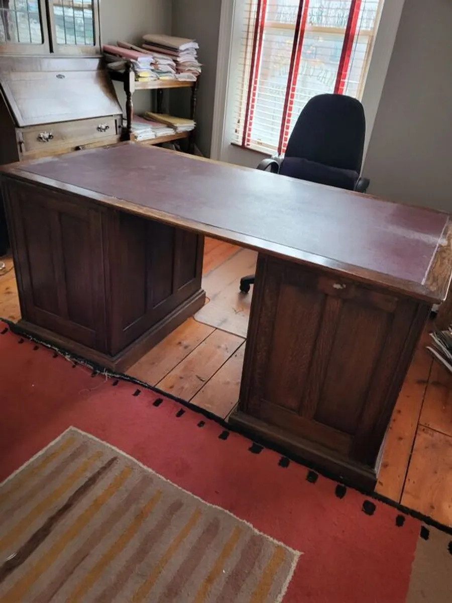Antique desk - Image 1