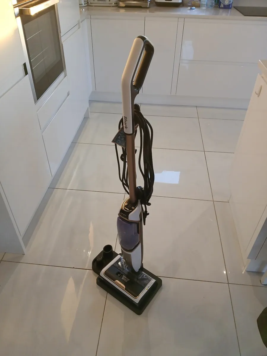 3 in 1 steam mop - Image 1