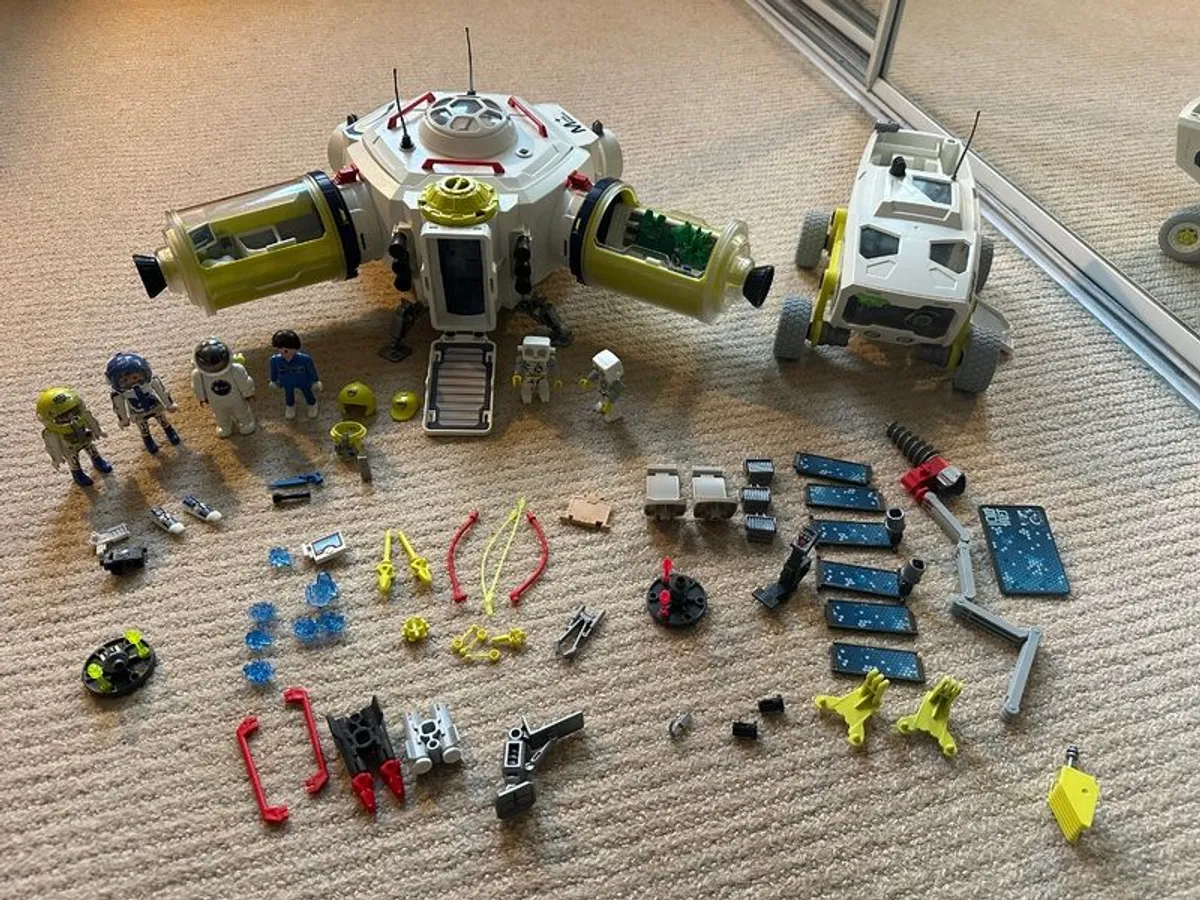 Play Mobil Space Center of Mars and Exploration Vehicle - Image 1
