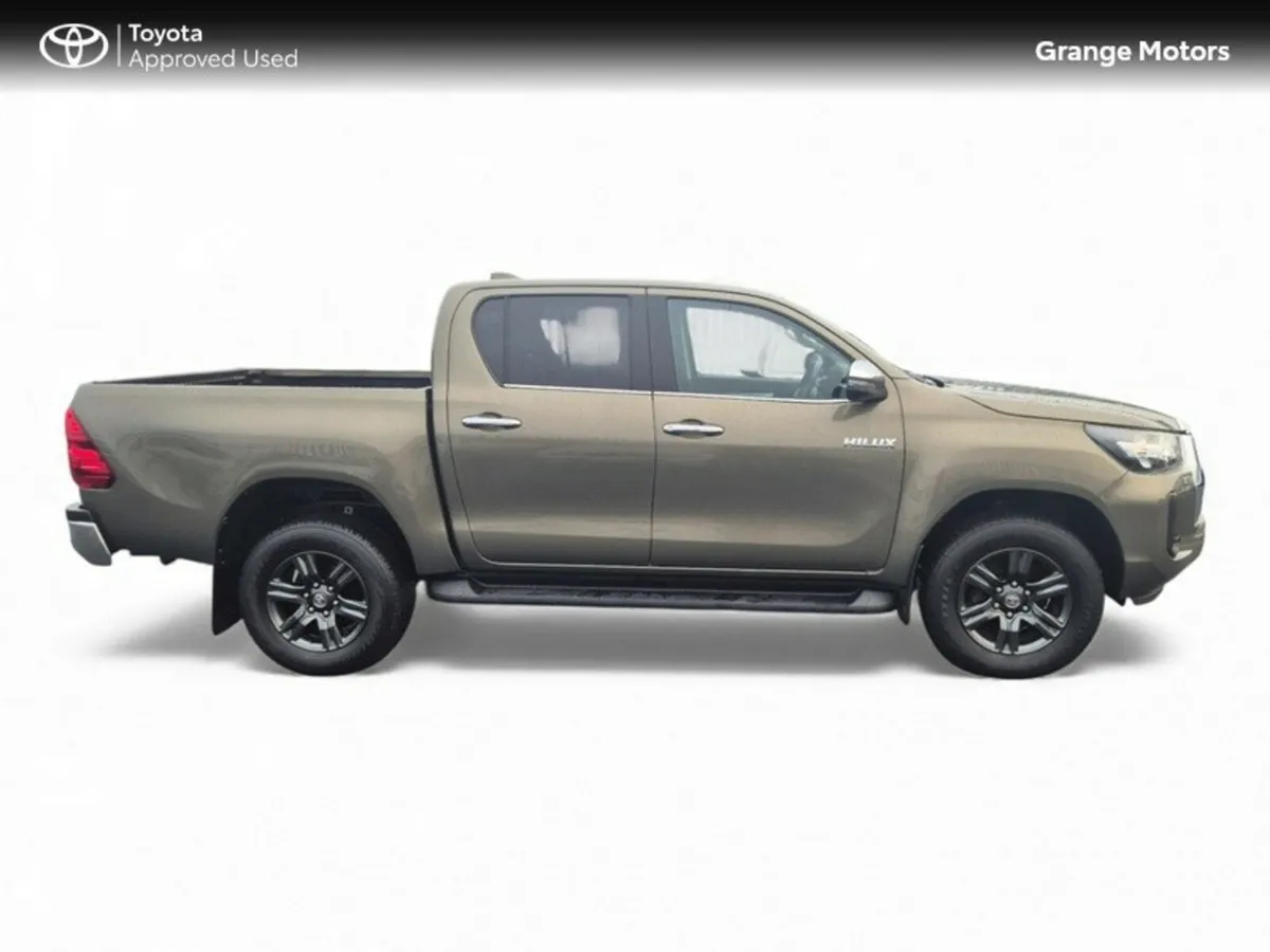 Toyota Hilux 2.8 SR5 DOUBLE CAB**V.A.T INVOICE** - Image 4