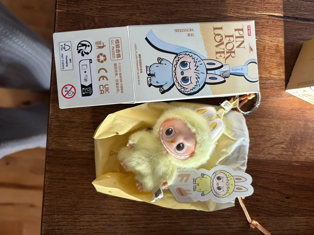 Labubu pin for love - Image 1