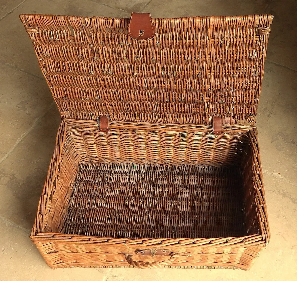 Large Wicker Hamper Basket - Image 4