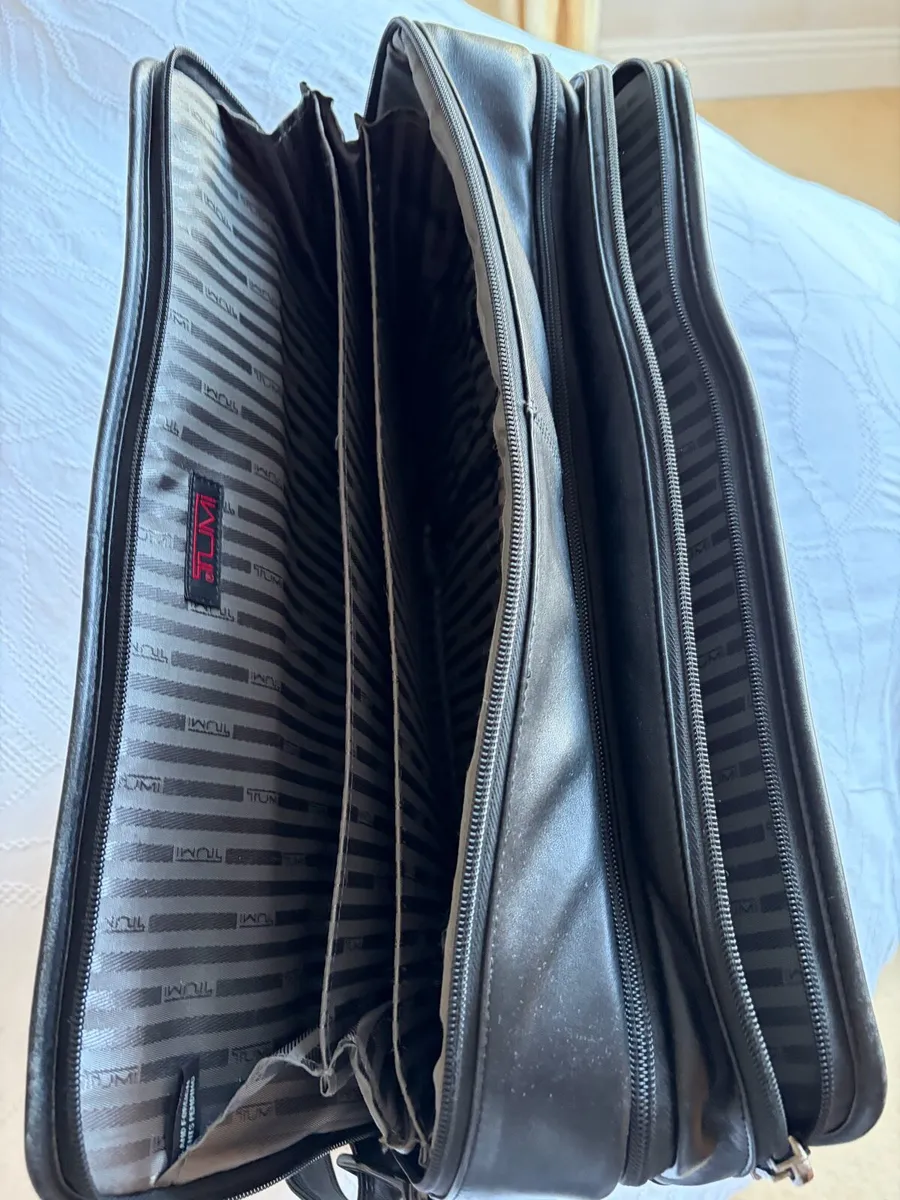 TUMI Mens Leather Hold-all - Image 2