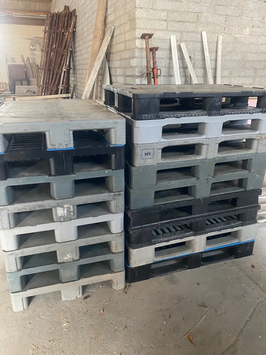 Solid base plastic pallets - Image 2