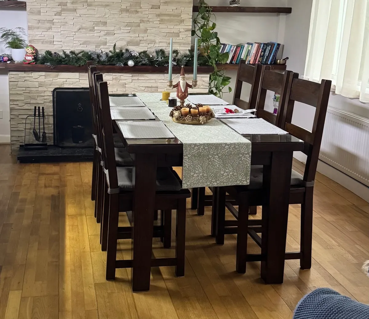 Dining table and 6 chairs - Image 1
