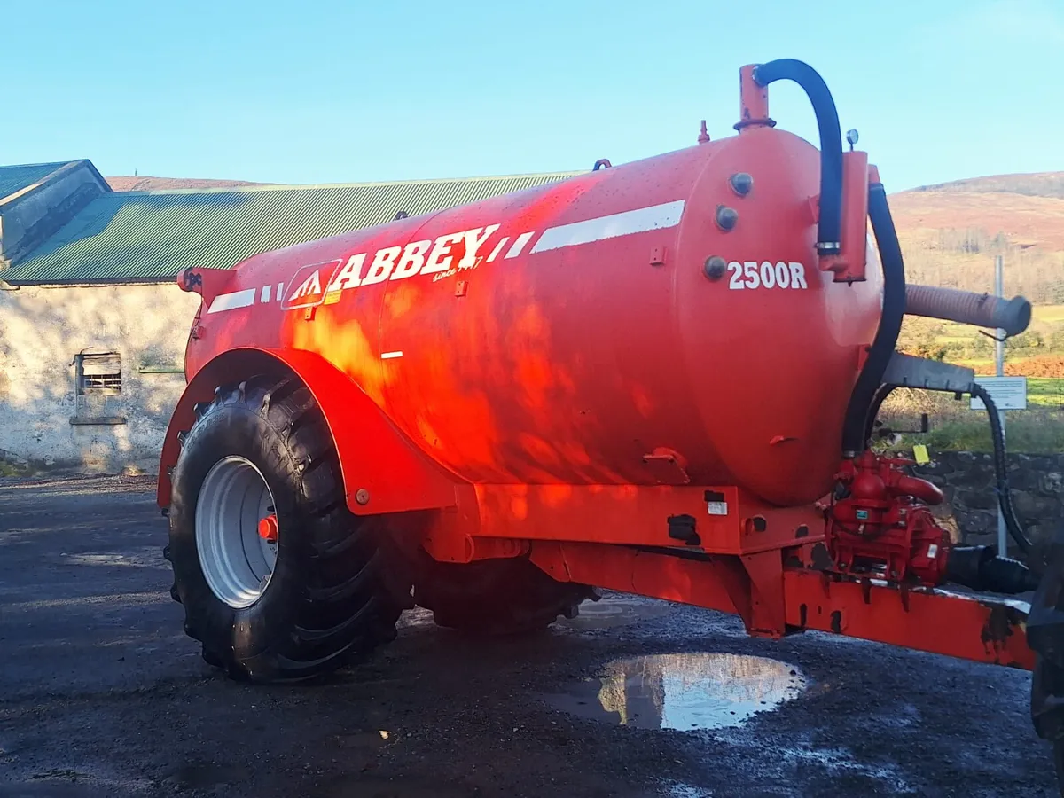 2014 Abbey 2500 Gallon Tanker - Image 1