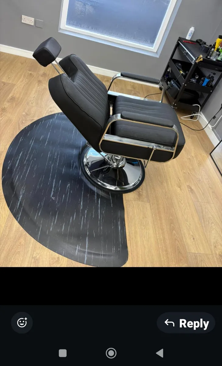BARBER CHAIR PERFECT CONDITION - Image 4