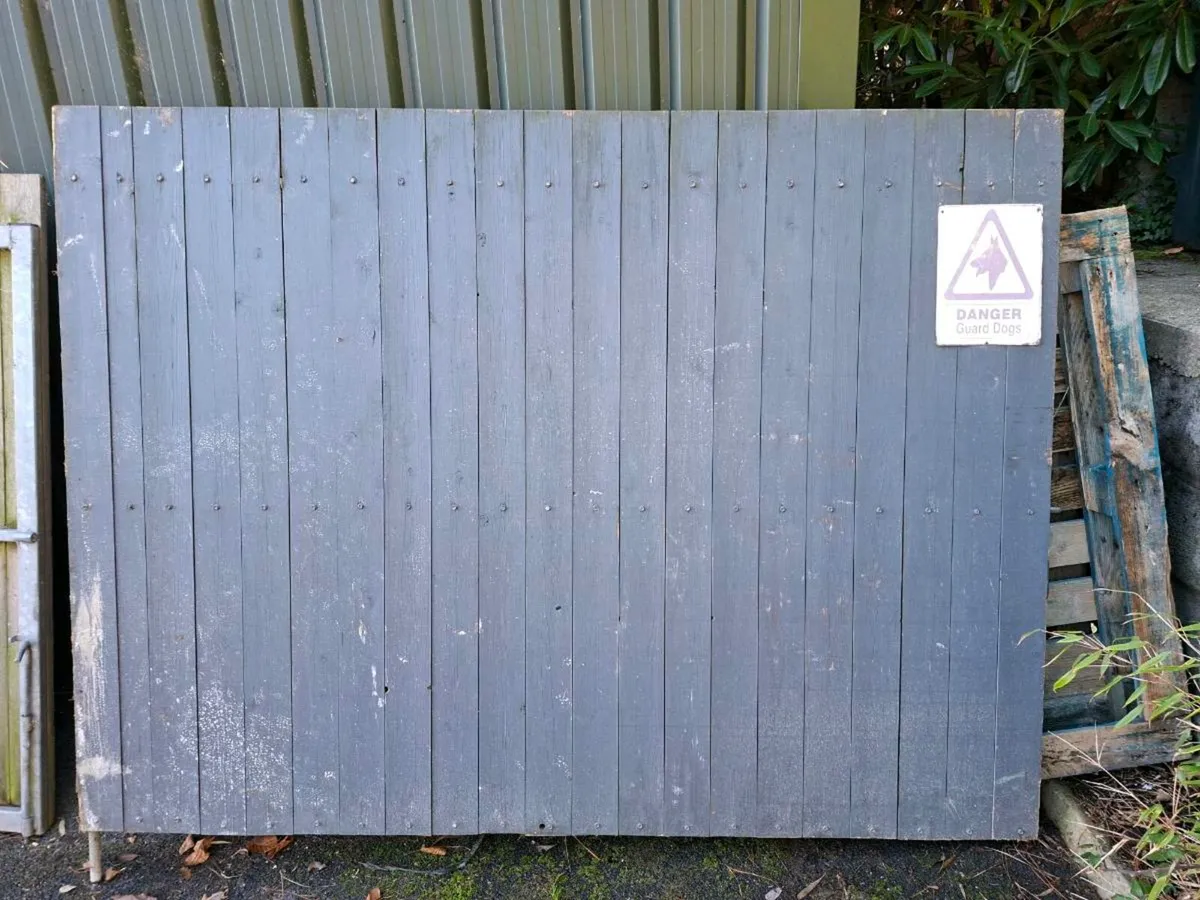 Gates and spare toilet - Image 1