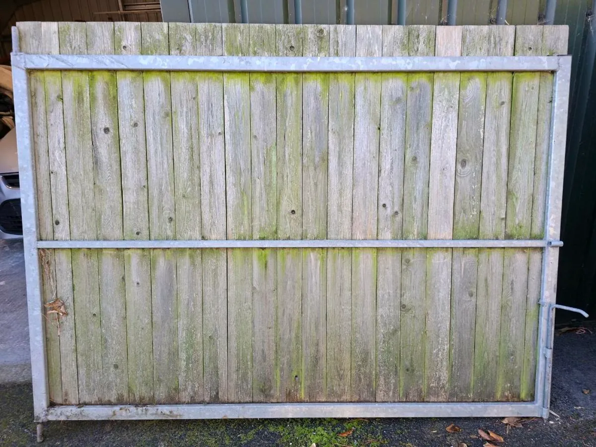 Gates and spare toilet - Image 2