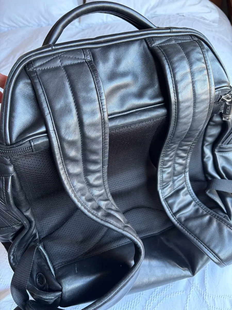 TUMI Men’s leather backpack - Image 2