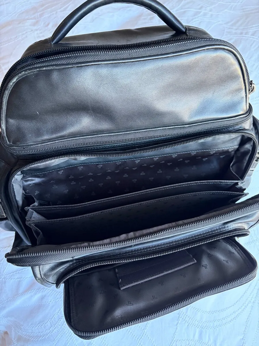 TUMI Men’s leather backpack - Image 3
