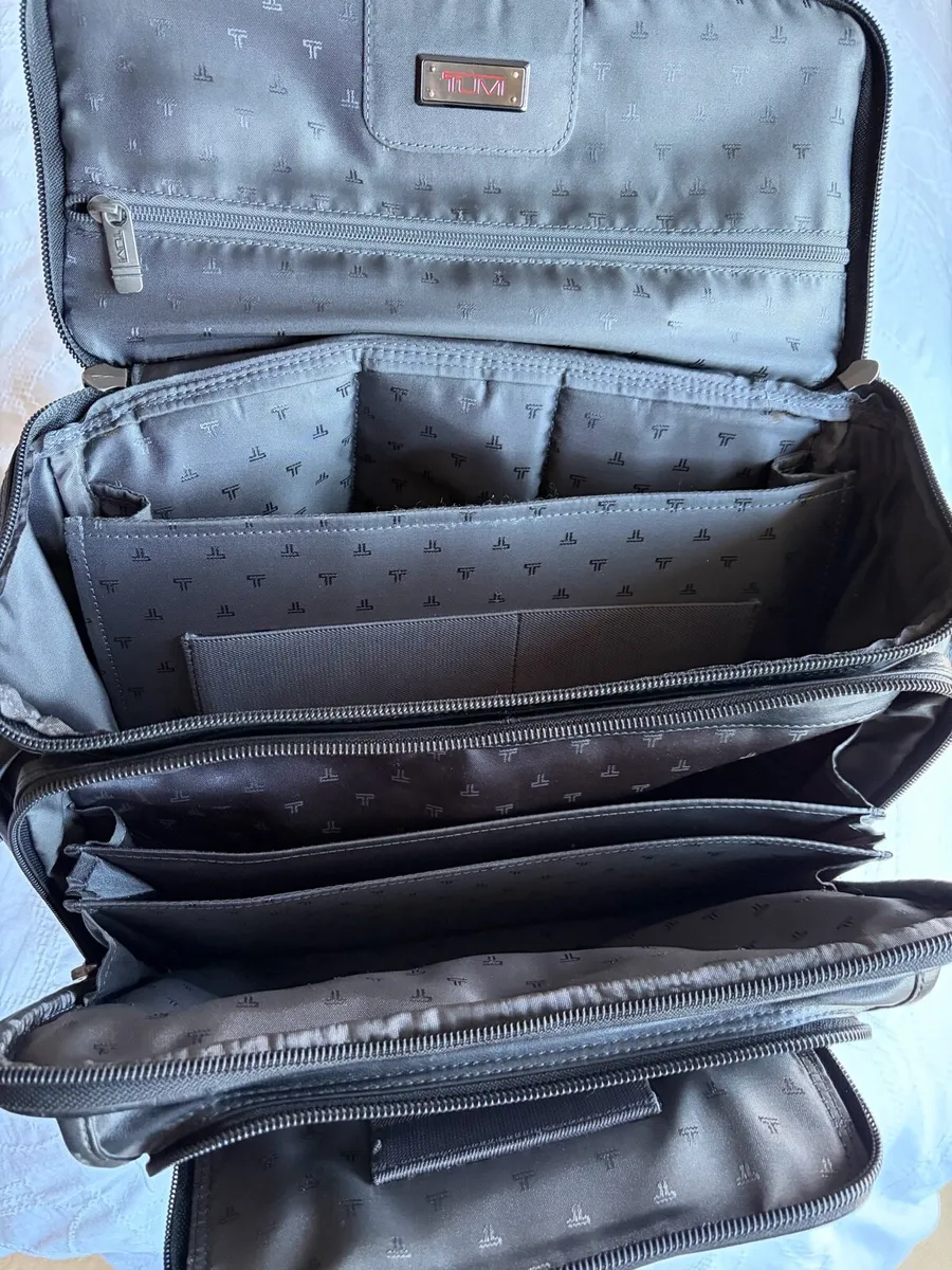 TUMI Men’s leather backpack - Image 4