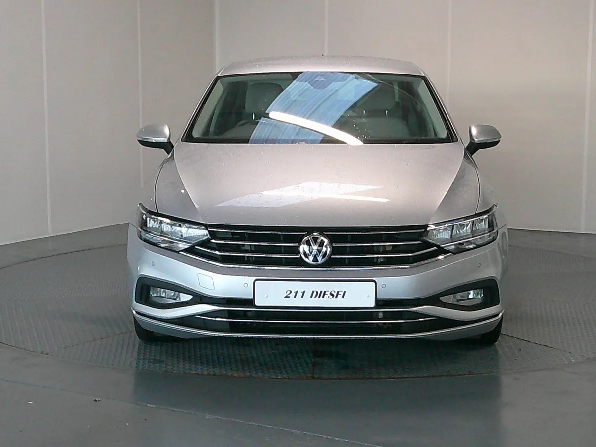 Volkswagen Passat 2021 - Image 2