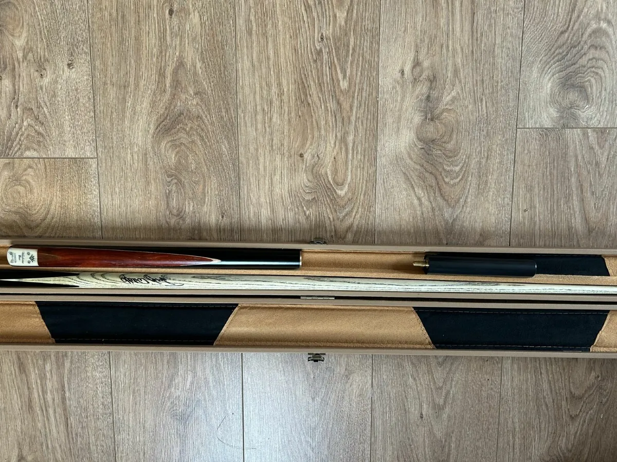 Snooker Cues & Cases - Image 1