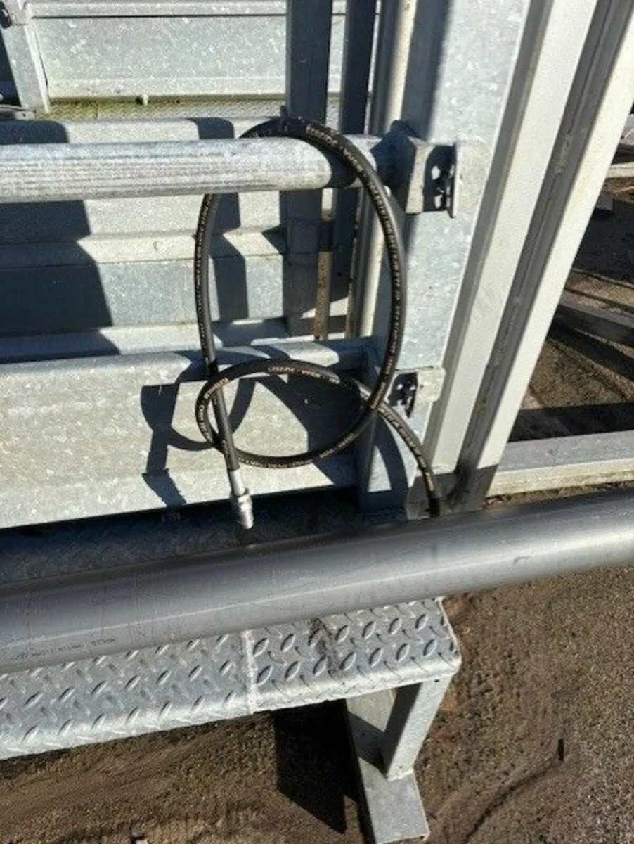 MOBILE CATTLE CRUSH ON WHEELS - Image 3