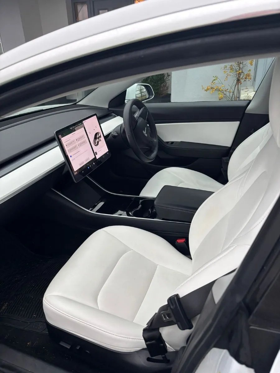 Tesla Model 3 2020 - Image 2