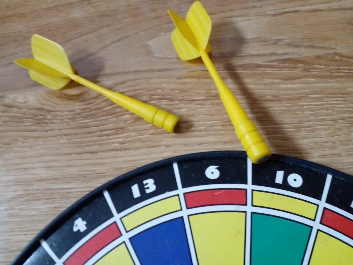 Kids small magnetic dart board - Image 2