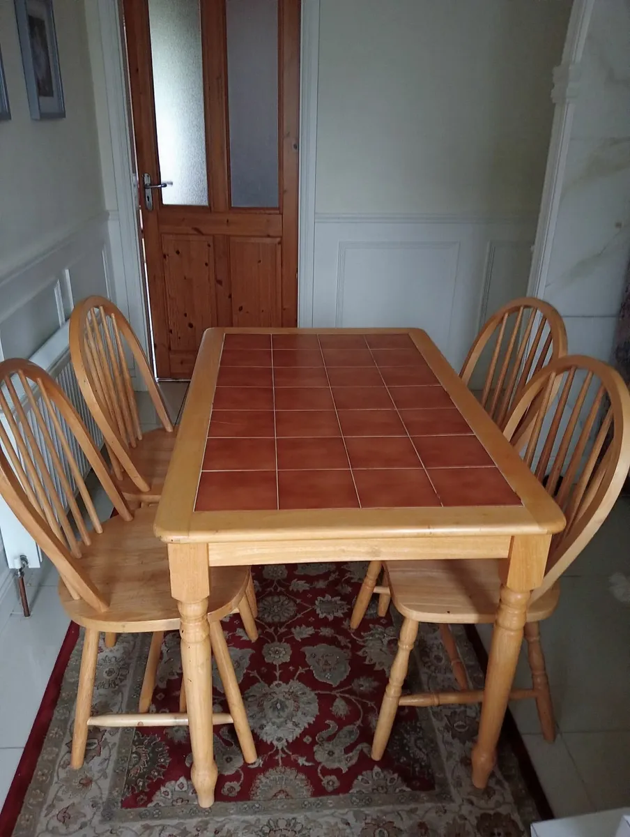 Table + 4 chairs